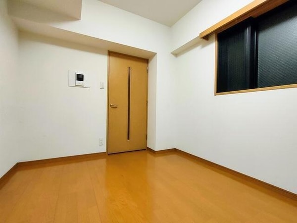 居室(角部屋で西側にも窓あり )