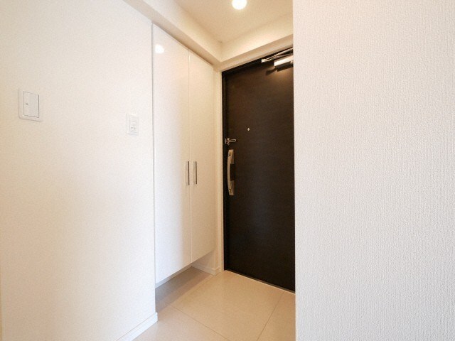 物件内観写真4　(明るい玄関です)