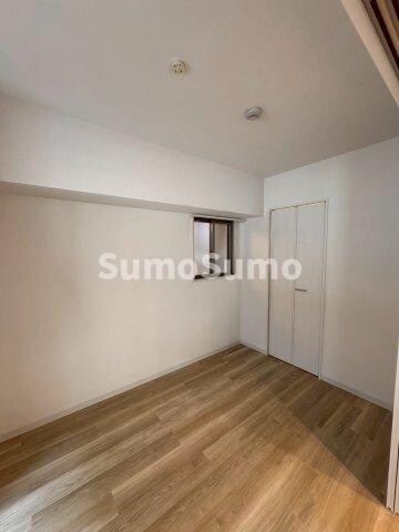 物件内観写真7　(落ち着いた色調の寝室です)