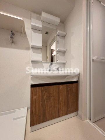 物件内観写真11　(明るい洗面所です)