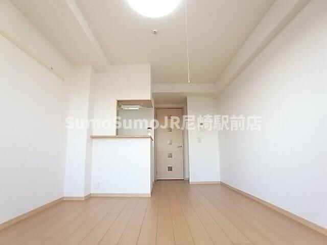 物件内観写真3　(こちらの居間で趣味の時間をお楽しみください)