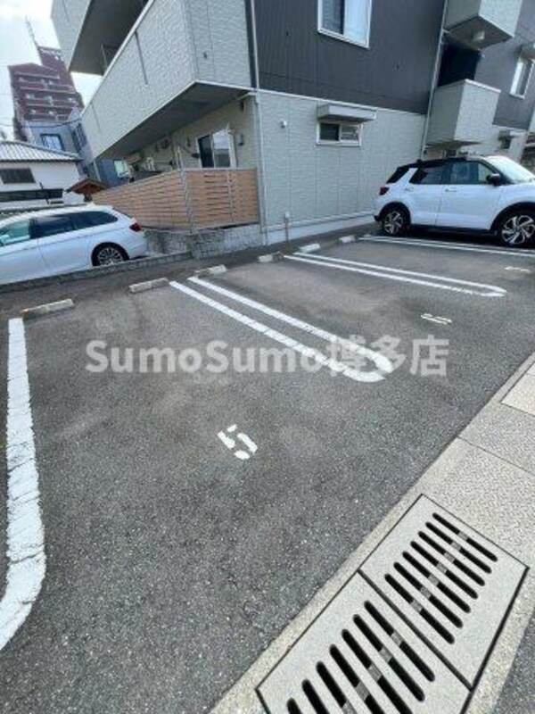 駐車場(駐車場があるので、車を買う予定の方も安心です)