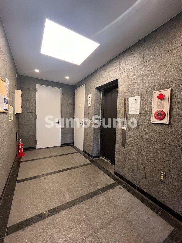 物件外観写真3　(清潔なロビーです)