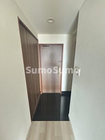 物件内観写真5　(明るい玄関です)