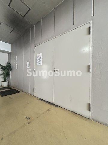 物件外観写真3　(落ち着いたロビーです)