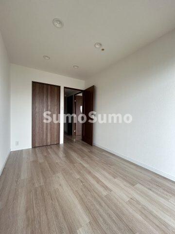 物件内観写真8　(広くて明るい寝室)