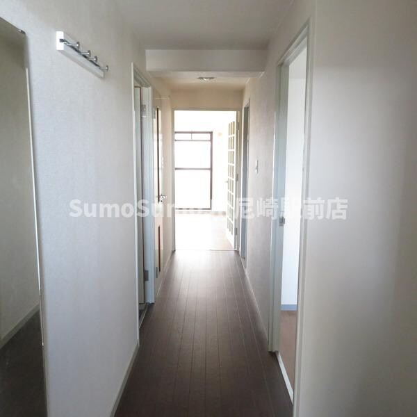 物件内観写真2　(ゆったりとした玄関です)