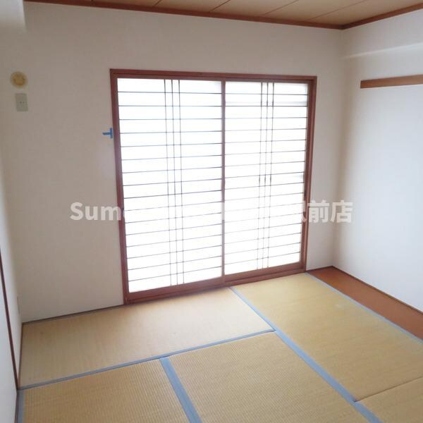 物件内観写真5　(広くて明るい寝室)