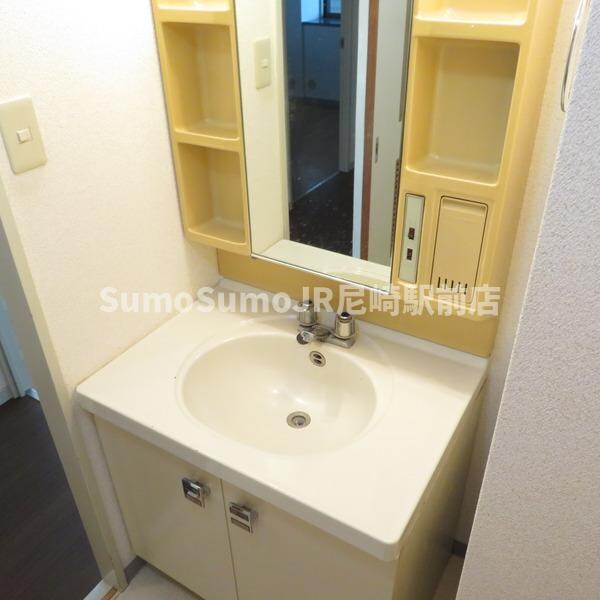 物件内観写真7　(独立洗面台で身支度をすべて済ませてしまいましょう)