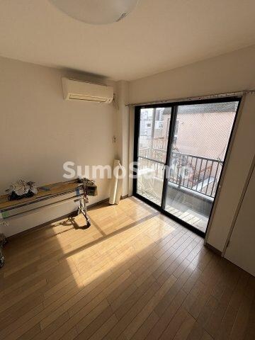 物件内観写真5　(こちらの居間で趣味の時間をお楽しみください)