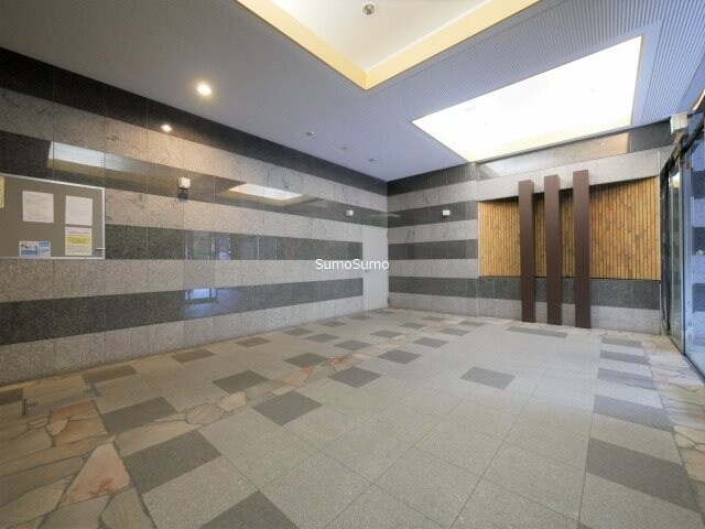 物件外観写真3　(ゆとりのあるロビーです)