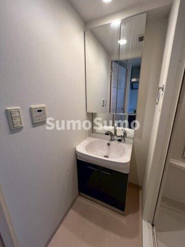 物件内観写真13　(ゆったりとスペースのある洗面所)