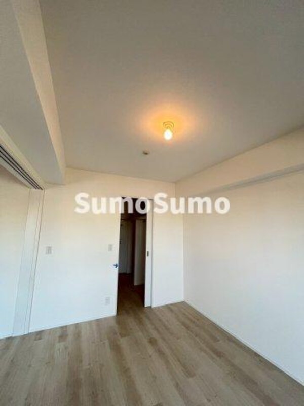 寝室(落ち着いた色調の寝室です)