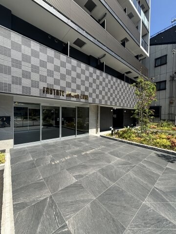 物件外観写真2　(ゆとりのあるエントランスです)