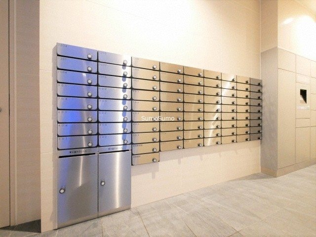 物件外観写真3　(落ち着いたロビーです)