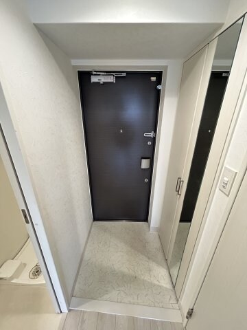 物件内観写真3　(ゆったりとした玄関です)