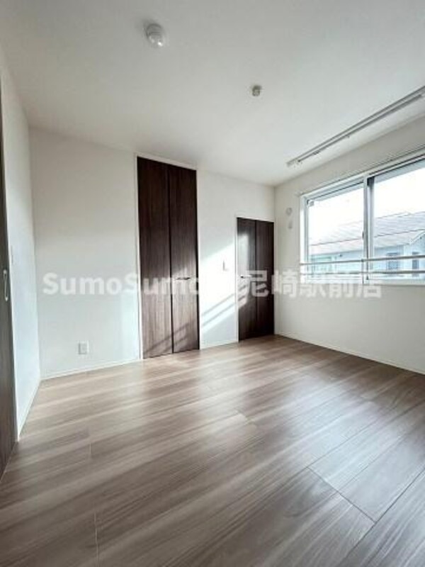 寝室(広くて明るい寝室)