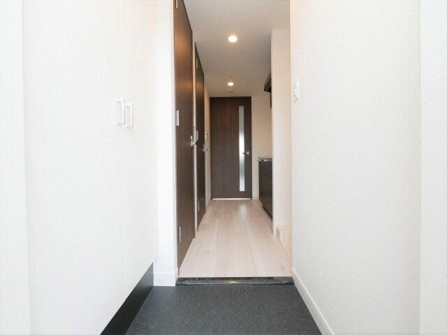 物件内観写真4　(明るい玄関です)