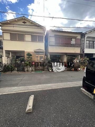 物件外観写真2　(車をお持ちの方に嬉しい駐車場付きの物件です)