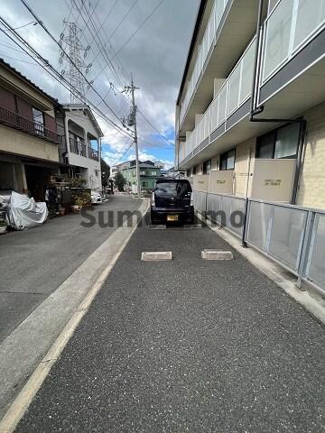 物件外観写真4　(駐車場があるので、車を買う予定の方も安心です)
