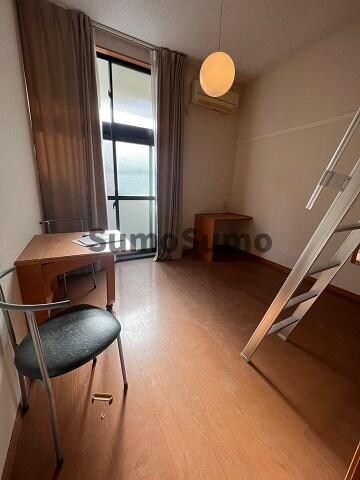 物件内観写真8　(落ち着いた色調の寝室です)