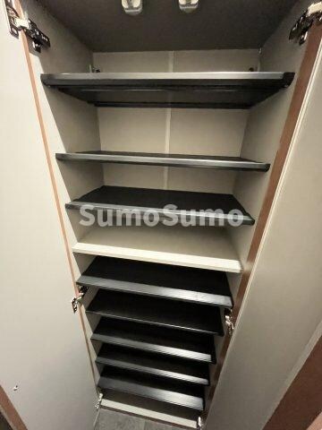 物件内観写真8　(収納豊富です)