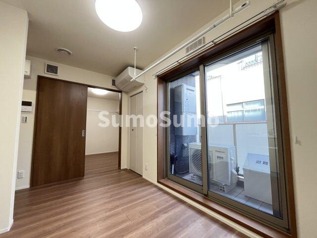 物件内観写真15　(落ち着いた色調の洋室です)