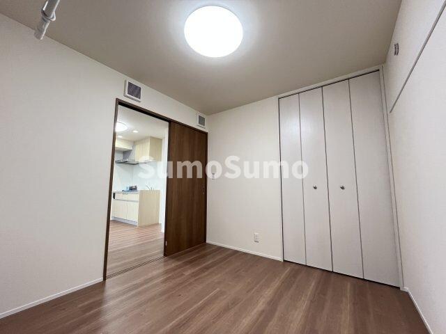 物件内観写真17　(広くて明るい寝室)