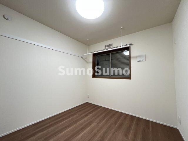 物件内観写真18　(広くて明るい寝室)