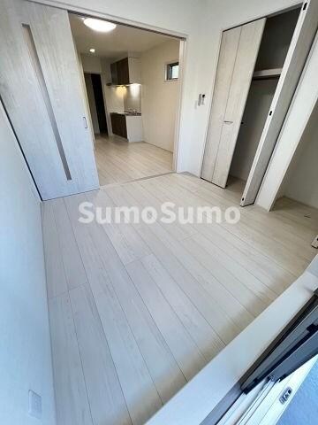 物件内観写真10　(落ち着いた色調の寝室です)