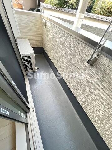 物件内観写真12　(開放的で明るい空間を演出してくれるバルコニーです)