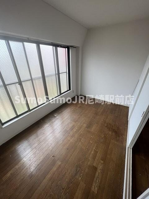 物件内観写真9　(落ち着いた色調の寝室です)