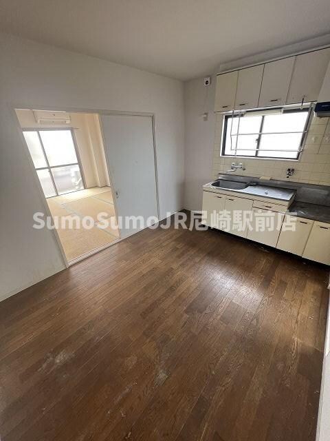 物件内観写真20　(こちらの居間で趣味の時間をお楽しみください)