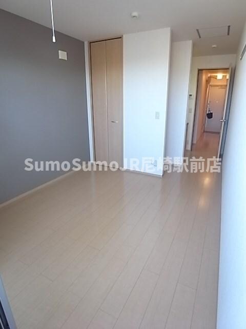 物件内観写真5　(落ち着いた色調の寝室です)