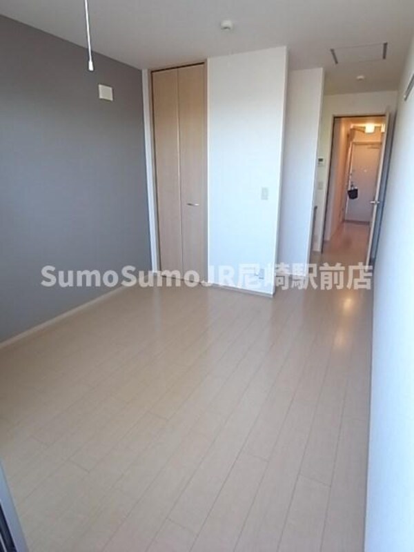 寝室(落ち着いた色調の寝室です)