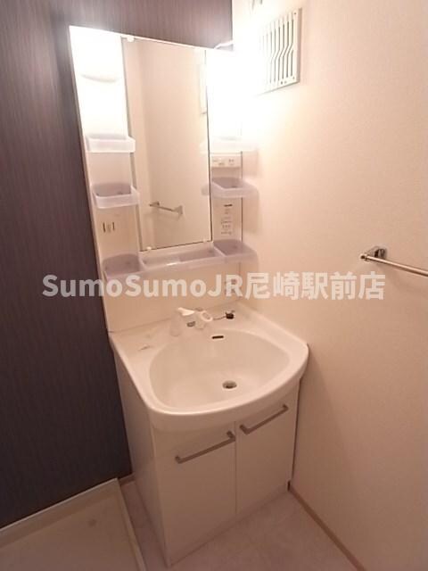 物件内観写真8　(朝の身支度には欠かせない独立洗面化粧台)