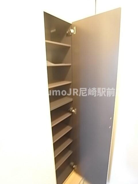 物件内観写真13　(大きなスペースがあり、収納には困りません)