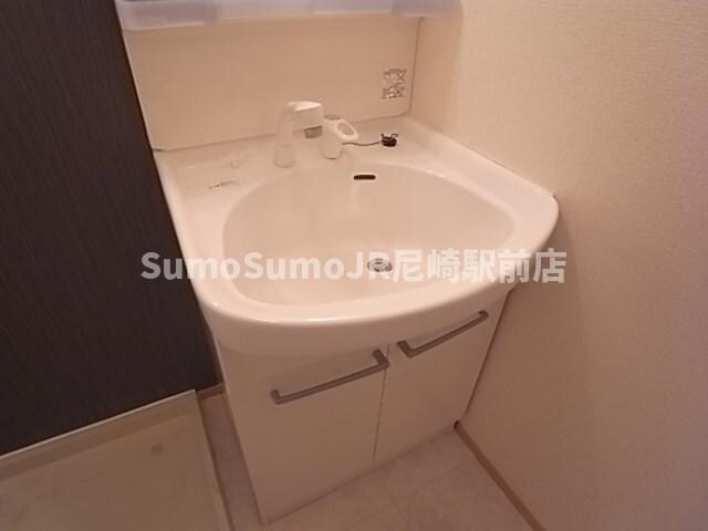 物件内観写真16　(朝の支度にも助かる、独立の洗髪洗面化粧台)