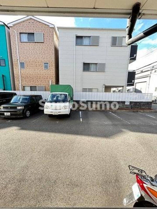 駐車場(駐車場に車を止められます)