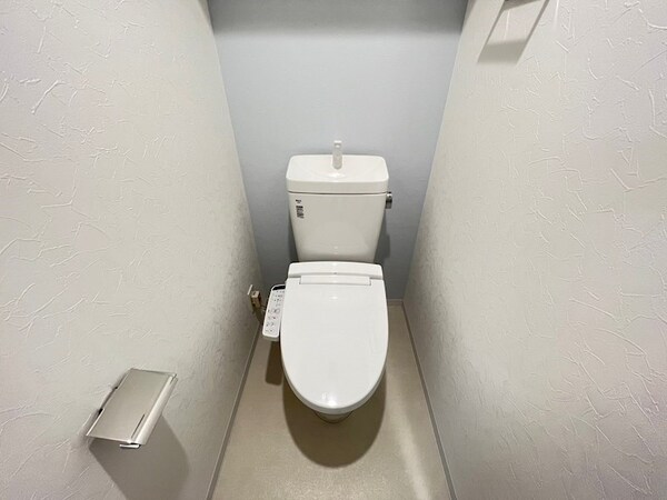 トイレ(落ち着いた色調のトイレです)