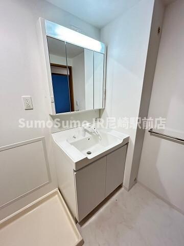 物件内観写真9　(独立洗面台で身支度をすべて済ませてしまいましょう)