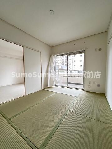 物件内観写真24　(こちらの居間で趣味の時間をお楽しみください)