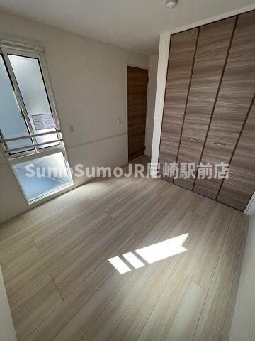 物件内観写真5　(落ち着いた色調の寝室です)