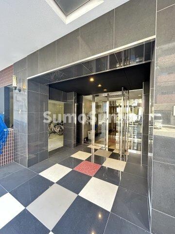 物件外観写真2　(ゆとりのあるエントランスです)