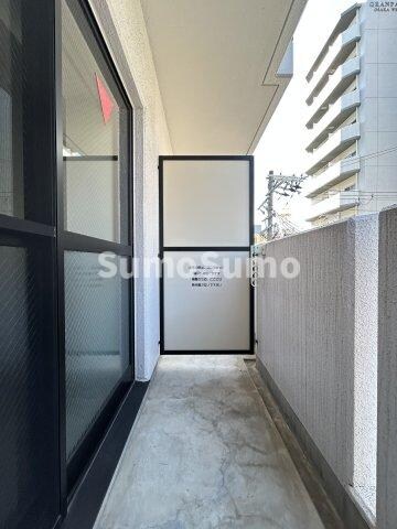 物件内観写真9　(開放的で明るい空間を演出してくれるバルコニーです)