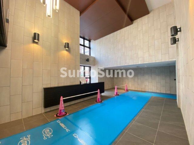 物件外観写真3　(清潔なロビーです)