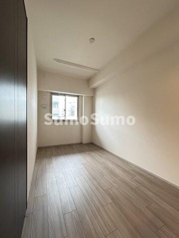 物件内観写真7　(広くて明るい寝室)