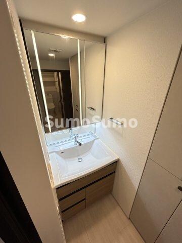 物件内観写真11　(明るい洗面所です)