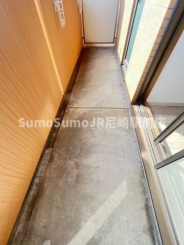 物件内観写真11　(開放的で明るい空間を演出してくれるバルコニーです)