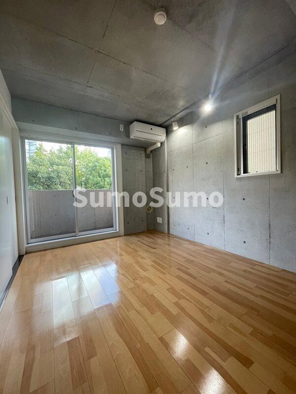 物件内観写真3　(こちらのリビングで趣味の時間をお楽しみください)